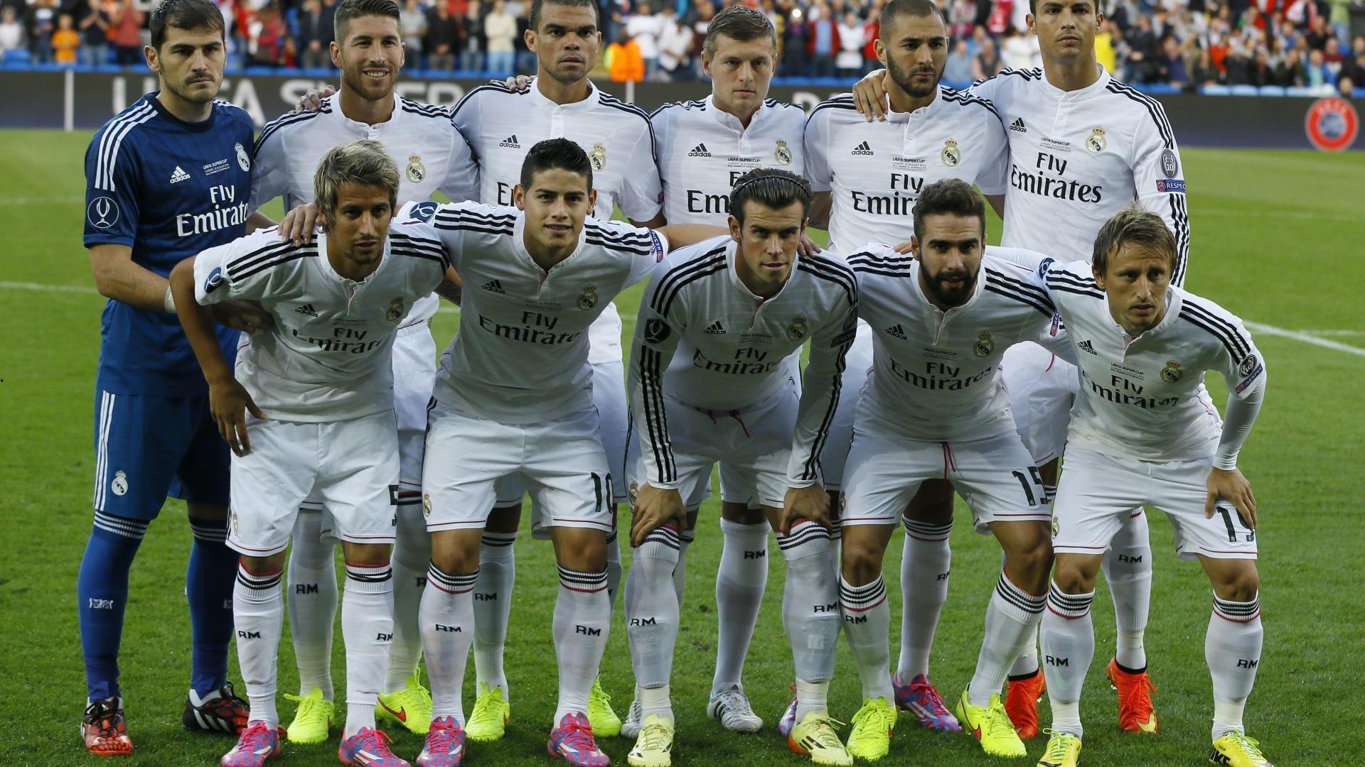 见证国际米兰强势晋级!菲戈晒与马特拉齐经典合照,重温美妙夜晚,诠释足球永恒魅力